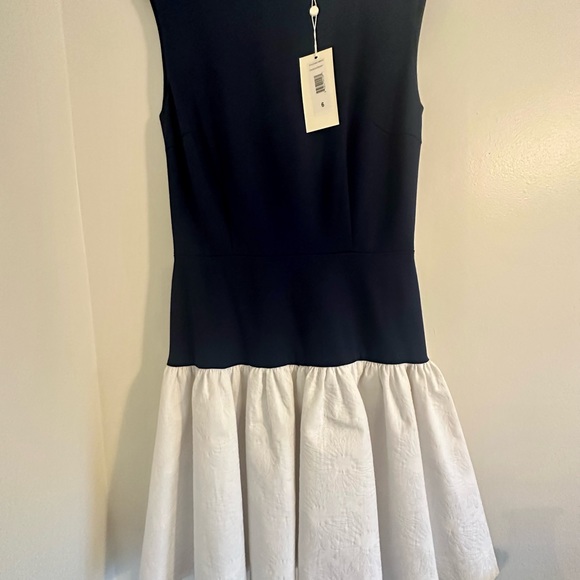 Erin by Erin Fetherston Navy Dress with crew neckline and pleaded skirt. Size 6 - Picture 4 of 8